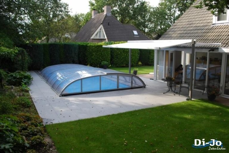 Bouwkundig zwembad met overkapping