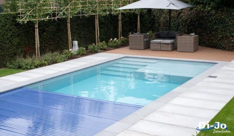 Zwembad met plateau en lamellendeck